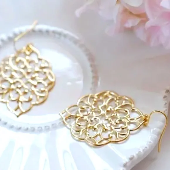 Filigree & Scrollwork Fancy Dainty Delicate Lightweight Gold Statement E… - Picture 3 of 5